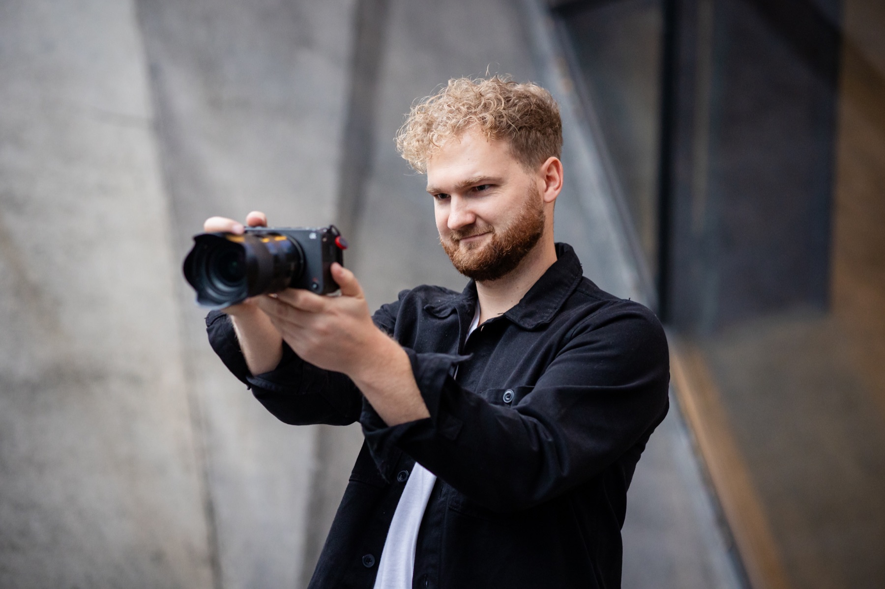 Samuel Pawlas podczas pracy z kamerą